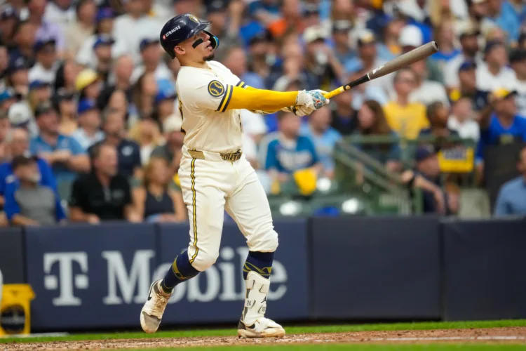 Contreras delivers, bullpen shines as Brewers take 2-0 series lead